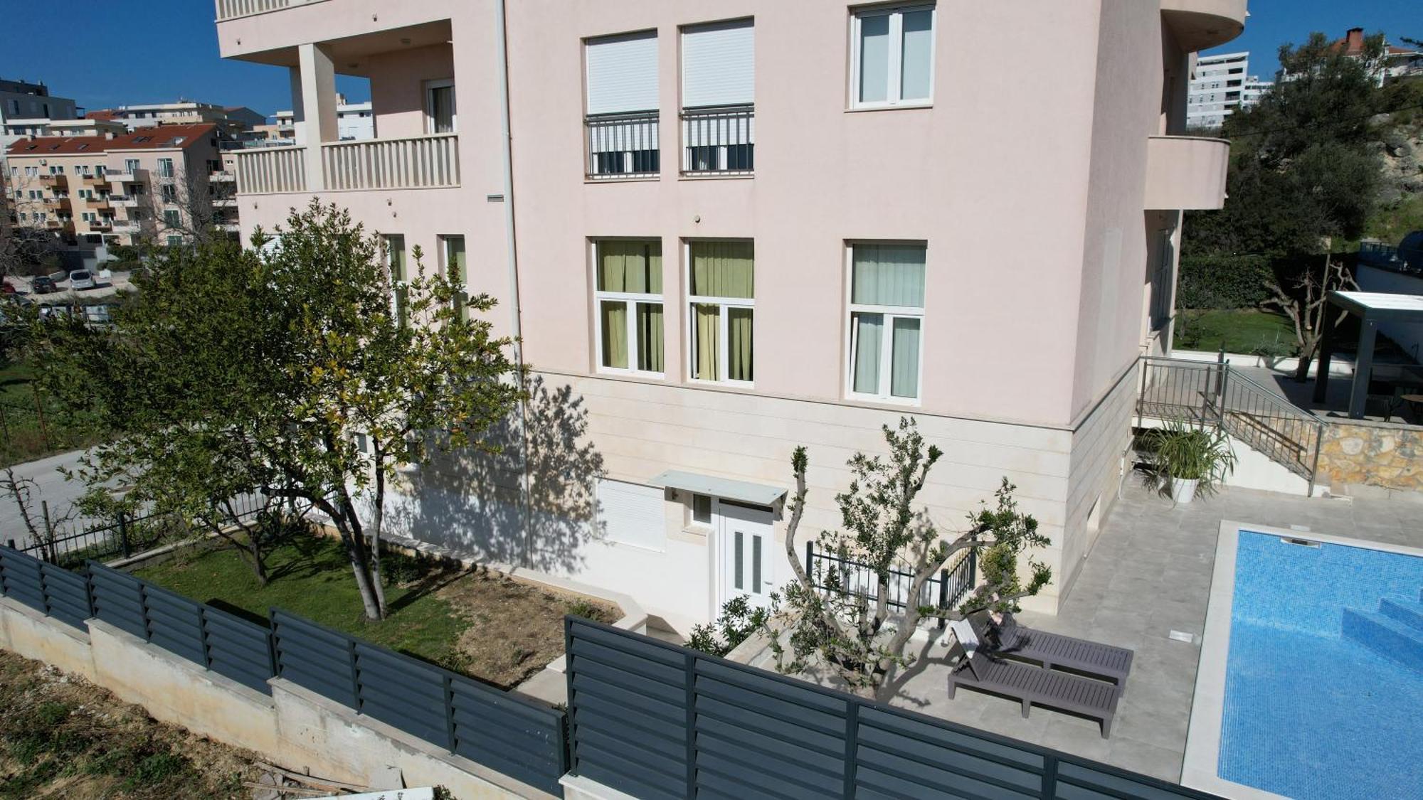 Apartments Villa Pjer - Pool & Private Parking Near Beach Znjan * Split
