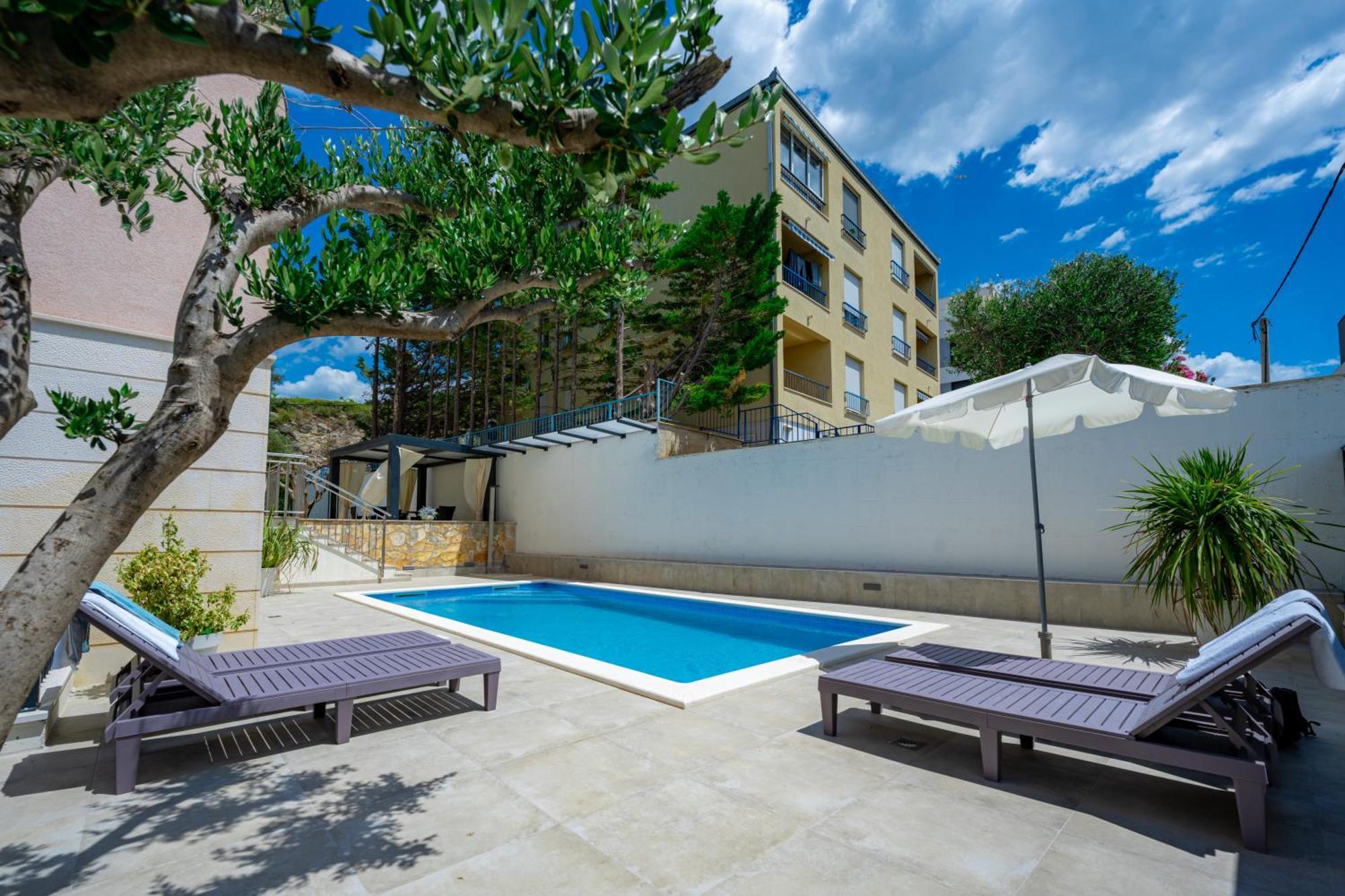 Apartments Villa Pjer - Pool & Private Parking Near Beach Znjan Apartment Split