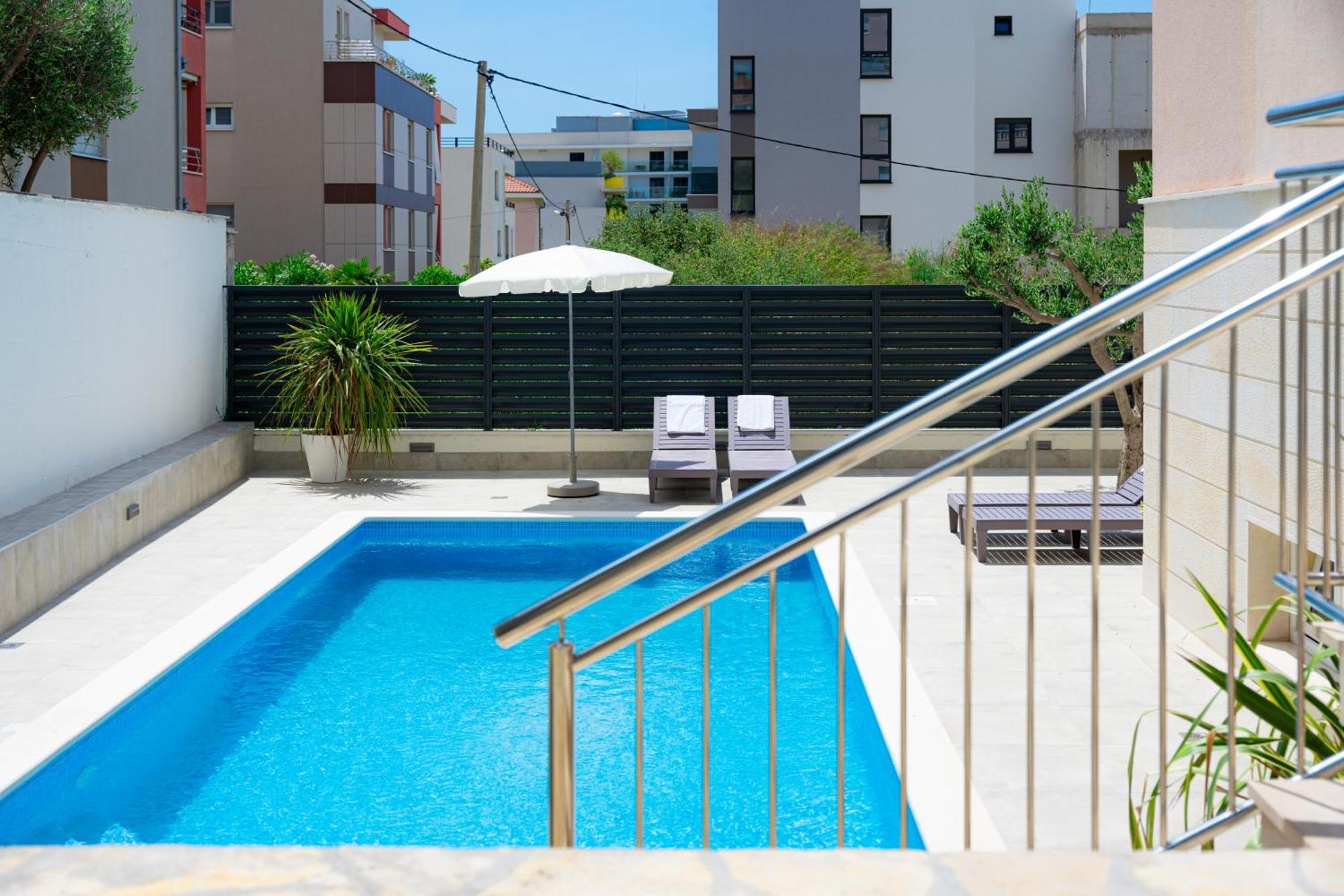 Apartments Villa Pjer - Pool & Private Parking Near Beach Znjan * Split