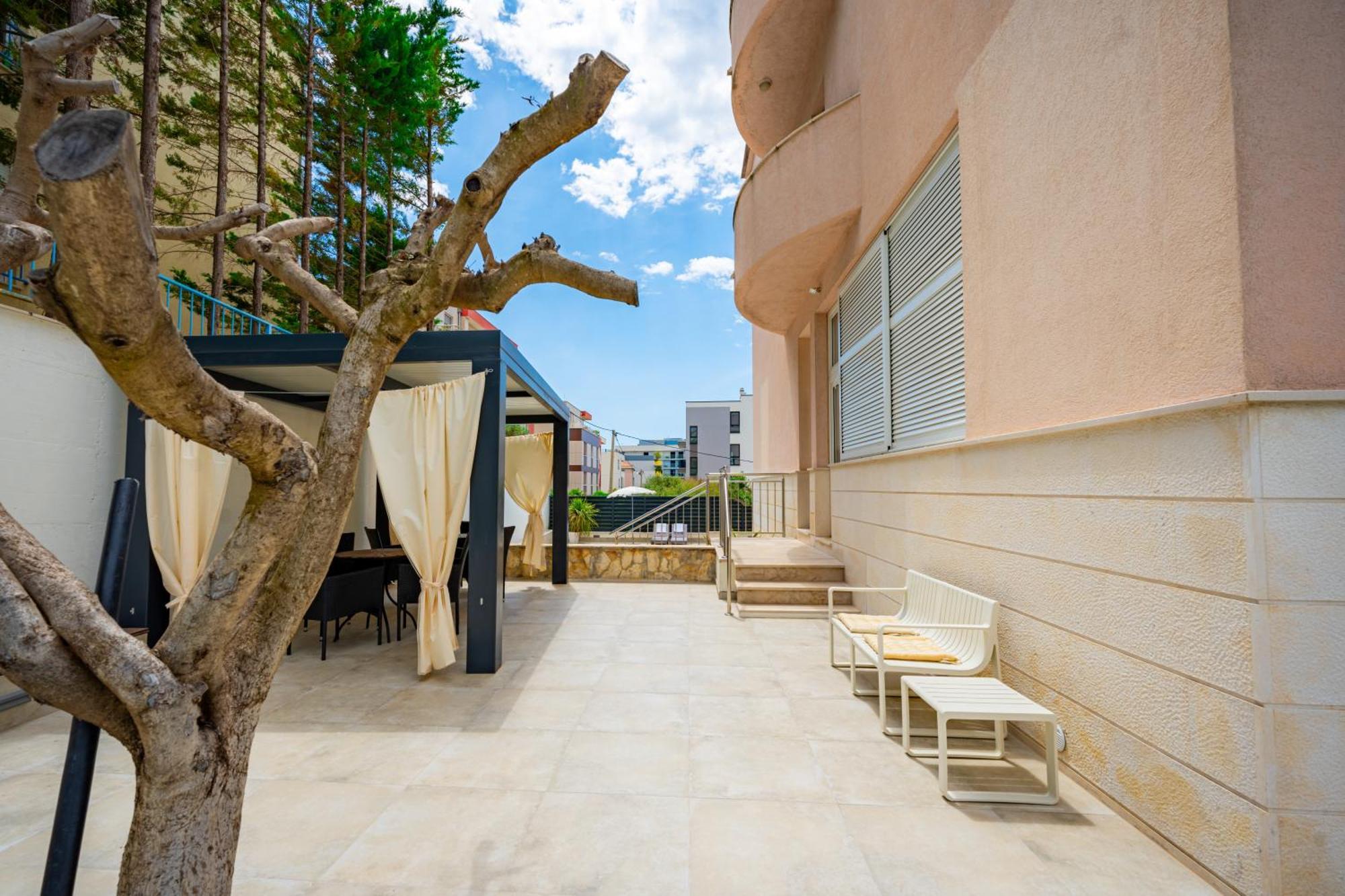 Apartments Villa Pjer - Pool & Private Parking Near Beach Znjan Apartment