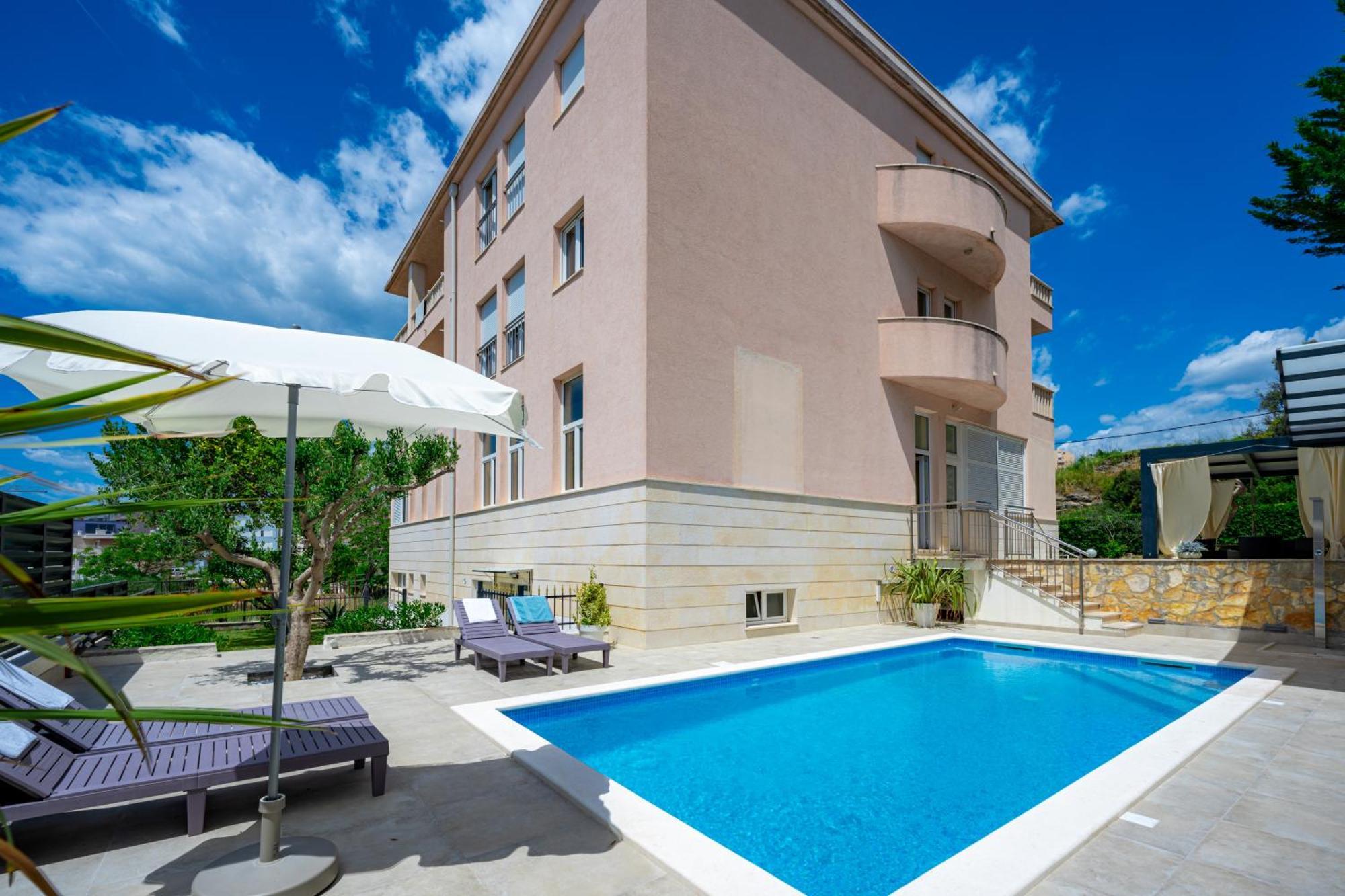 Apartment Apartments Villa Pjer - Pool & Private Parking Near Beach Znjan