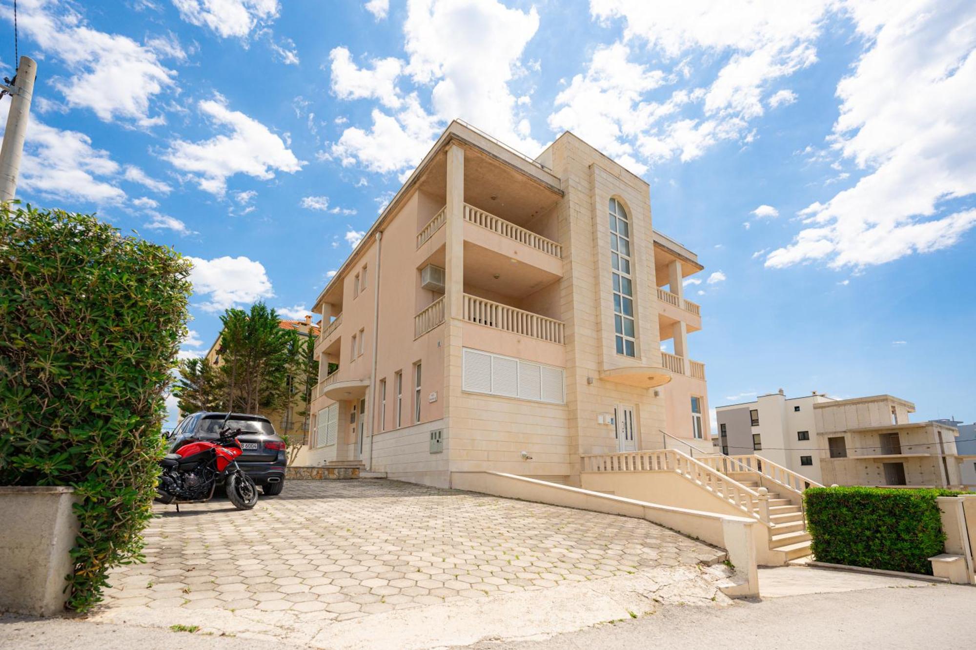 Apartments Villa Pjer - Pool & Private Parking Near Beach Znjan Apartment *