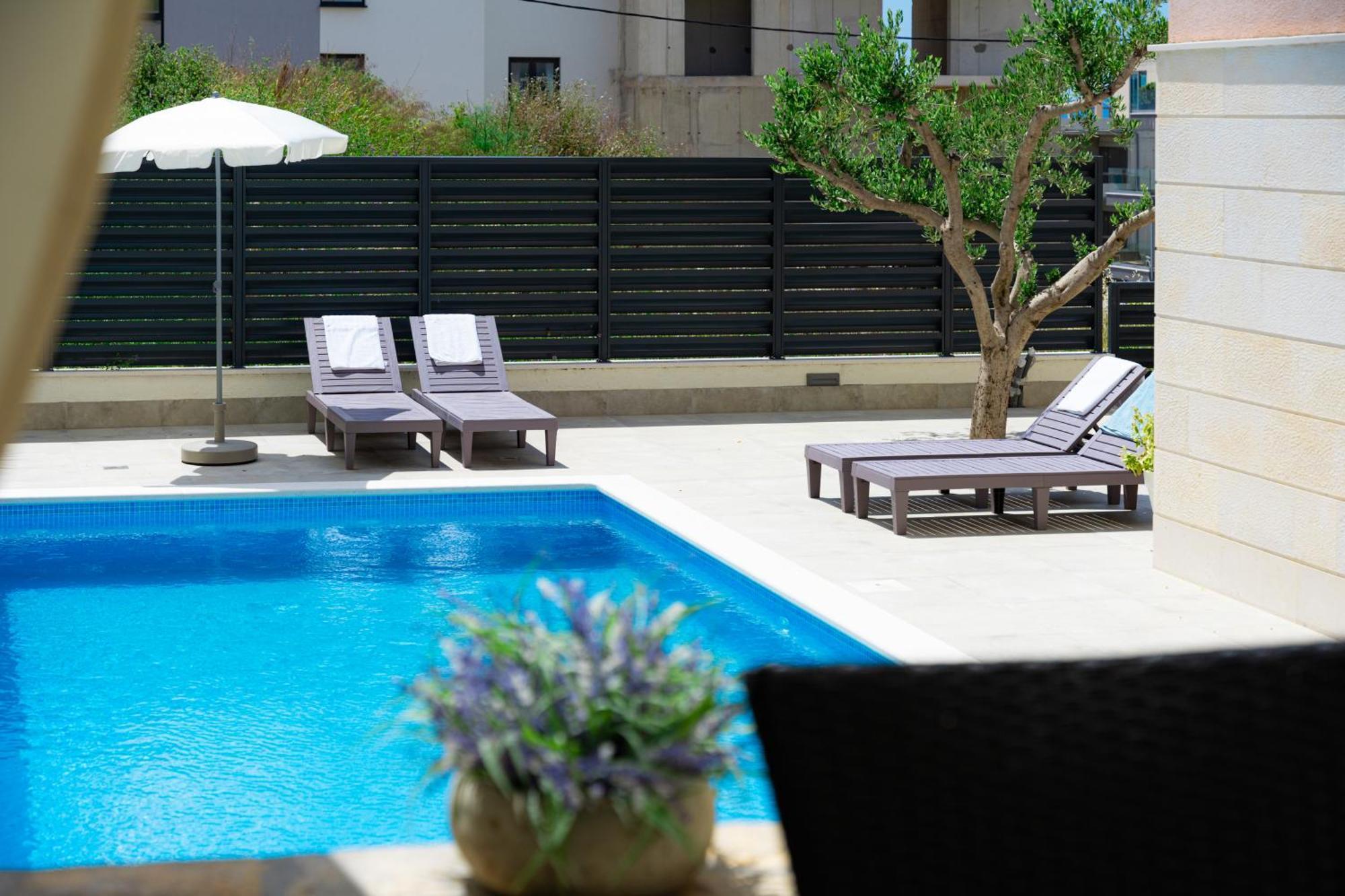 Apartments Villa Pjer - Pool & Private Parking Near Beach Znjan Split