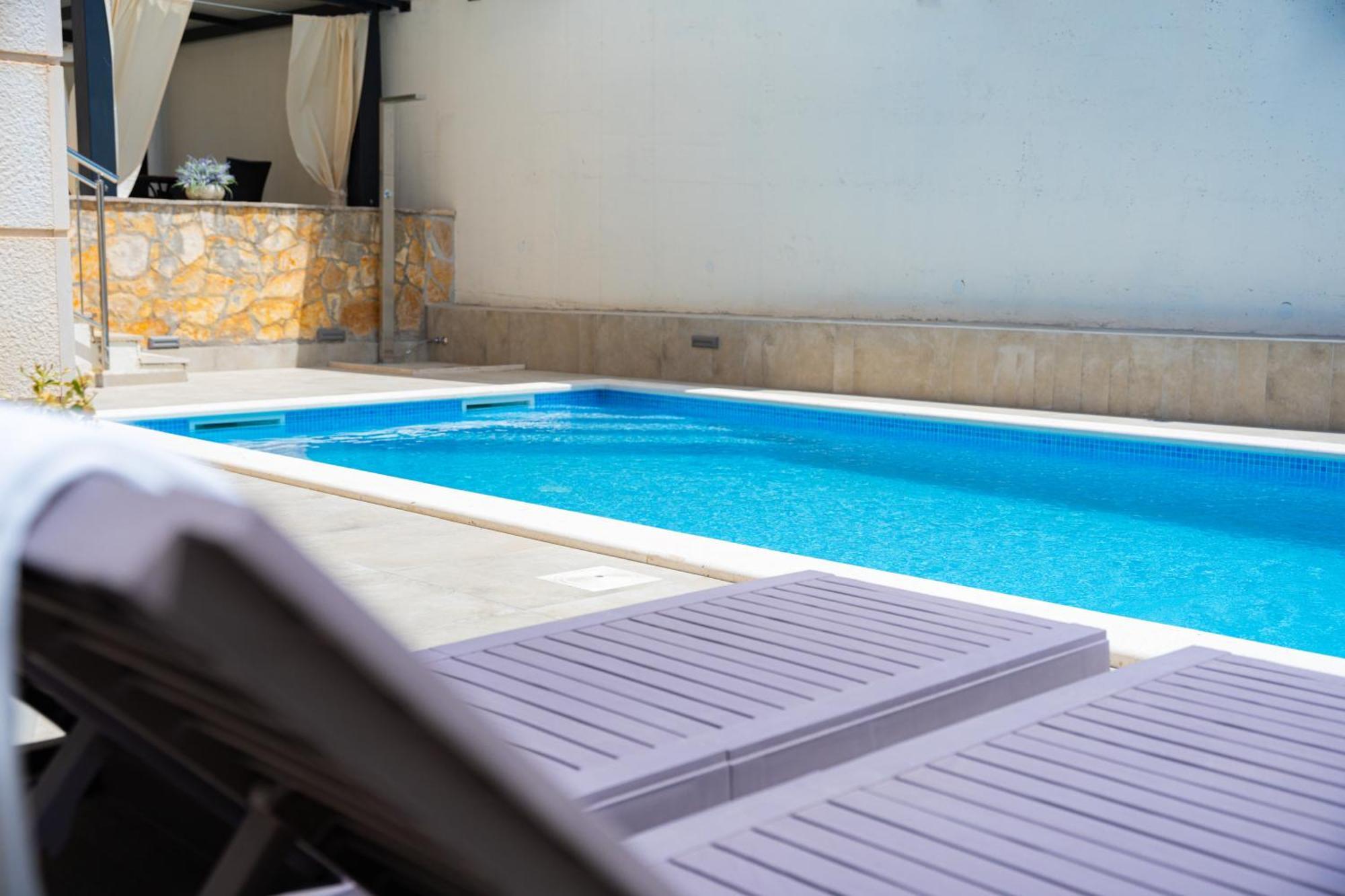 Apartments Villa Pjer - Pool & Private Parking Near Beach Znjan Apartment *