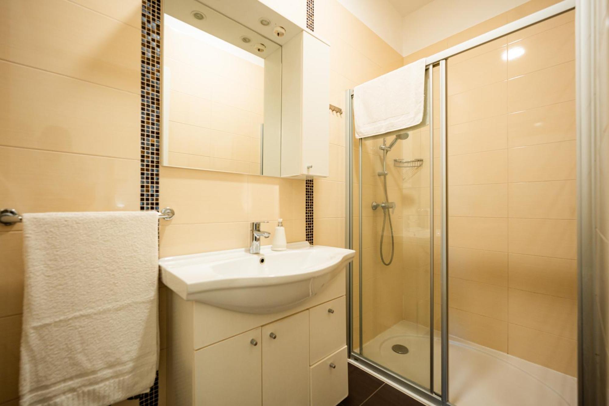 Apartments Villa Pjer - Pool & Private Parking Near Beach Znjan Split