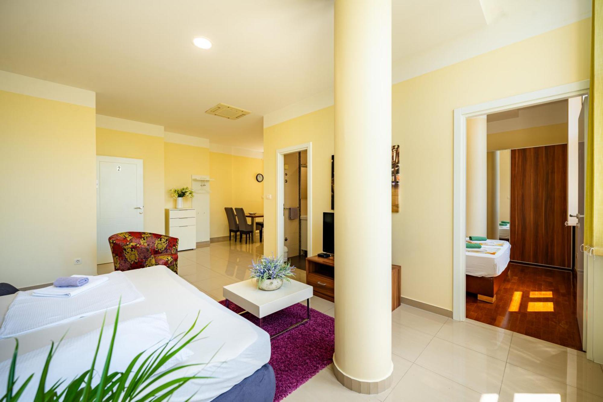 Apartments Villa Pjer - Pool & Private Parking Near Beach Znjan Split