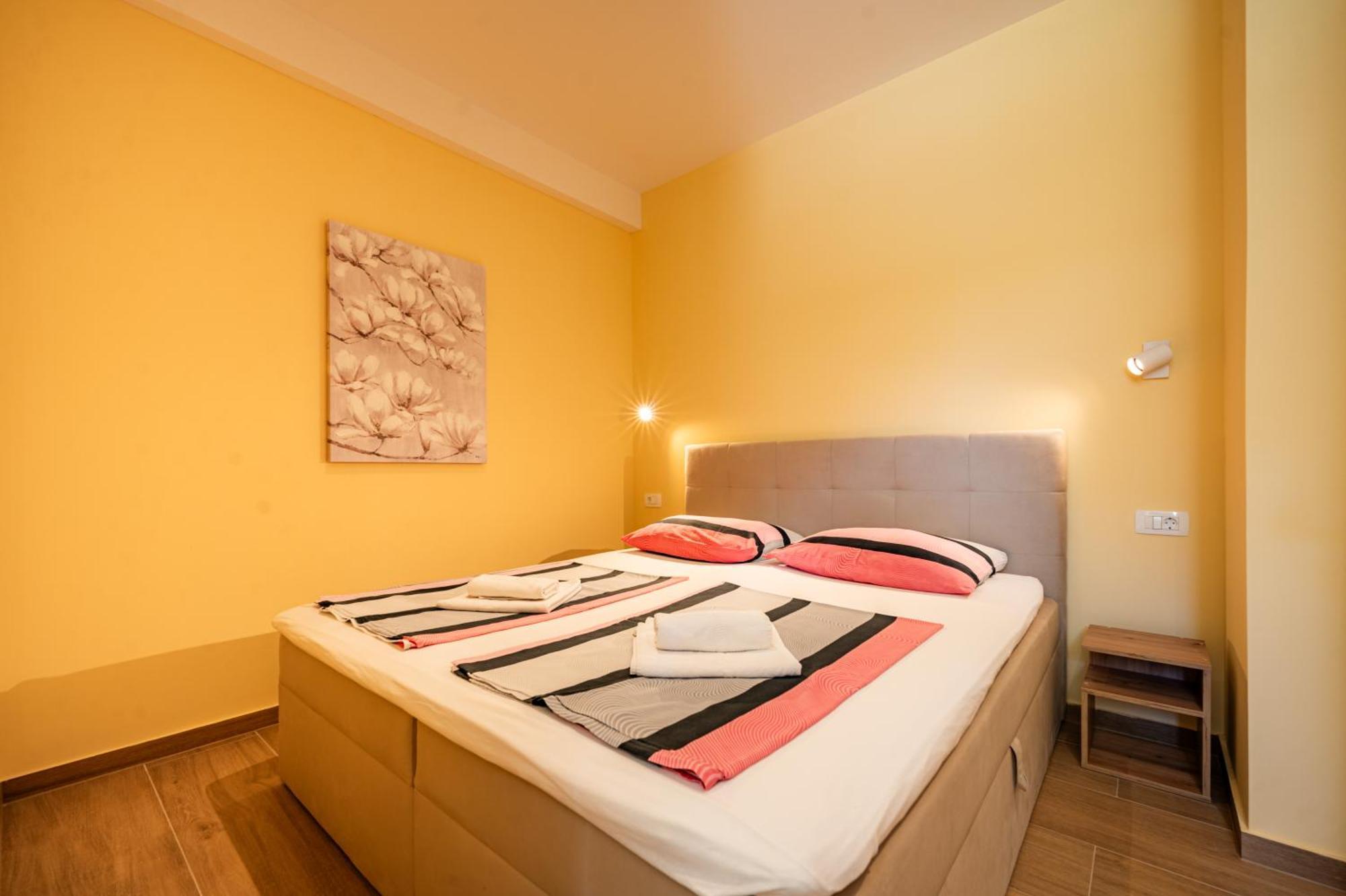 Apartments Villa Pjer - Pool & Private Parking Near Beach Znjan Apartment *