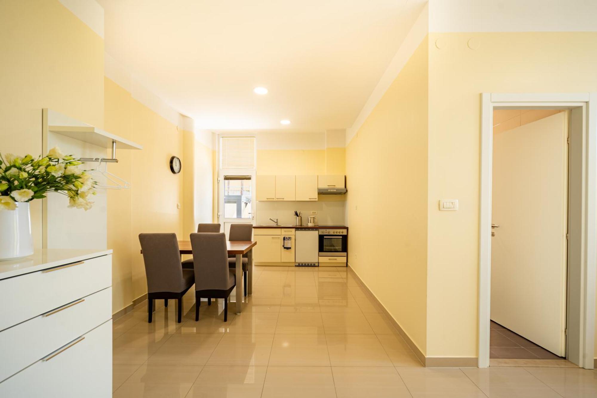 Apartments Villa Pjer - Pool & Private Parking Near Beach Znjan Apartment
